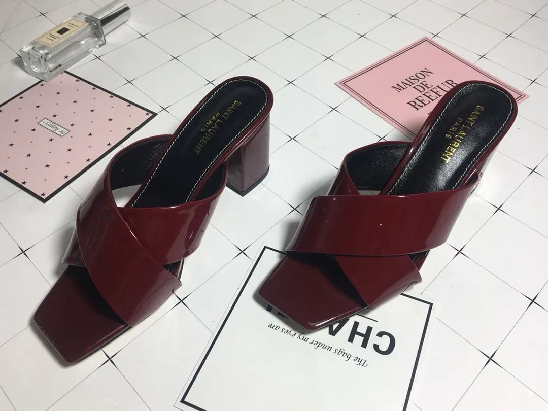 👟👟Ex-factory price 340👟👟 Genuine leather base +40 7CM heel cow patent leather series. 2018 Saint Laurent YSL’s strongest new cross-strap slippers are available in two heel heights. They are 7CM and 9CM respectively. The fabric is made of cowhide. The lining is made of first-layer sheepskin. Size: 34-41 (size 42 can be customized). It is very stable when walking and does not lose its heel.